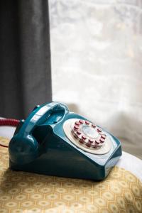 un telefono blu con biscotti rossi su un piatto di Hotel de Paris a La Rochelle