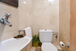 Ένα μπάνιο στο Superb Beachfront Apartments with Shelter by Sea N' Rent