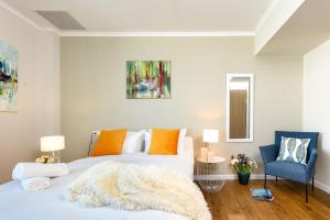 Ένα ή περισσότερα κρεβάτια σε δωμάτιο στο Superb Beachfront Apartments with Shelter by Sea N' Rent +188 φωτογραφίες