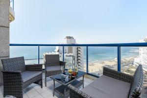 テルアビブにあるSuperb Beachfront Apartments with Pool by Sea N' Rentのギャラリーの写真