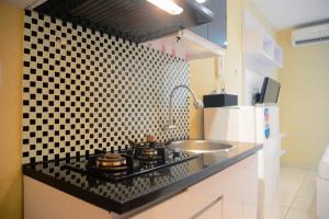 Kuchyň nebo kuchyňský kout v ubytování Gorgeous Studio Cinere Bellevue Suites Apartment By Travelio