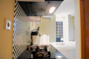 Postel nebo postele na pokoji v ubytování Gorgeous Studio Cinere Bellevue Suites Apartment By Travelio