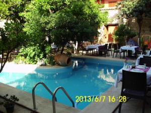 Bazén v ubytování Villa Perla Hotel nebo v jeho okolí