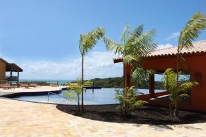 ośrodek z basenem i palmami w obiekcie Villas Supreme Hotel w mieście Maceió