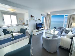 TV a/nebo společenská místnost v ubytování La Manga Beach Club Apartments