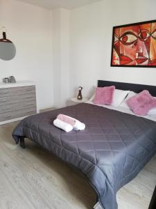 sypialnia z łóżkiem z dwoma ręcznikami w obiekcie Prado Design Apartment w mieście Gandía