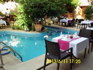 Bazén v ubytování Villa Perla Hotel nebo v jeho okolí