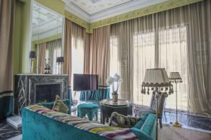 TV a/nebo společenská místnost v ubytování Palais Ronsard Relais & Chateaux