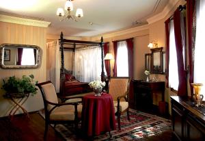 1 dormitorio y sala de estar con mesa y sillas. en Dersaadet Hotel Istanbul, en Estambul