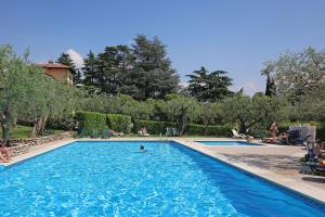 Bazén v ubytování Appartamenti Pratone nebo v jeho okolí