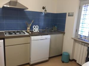mała kuchnia ze zlewem i kuchenką w obiekcie A casa di Berta w mieście Pietrasanta