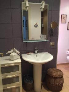 bagno con lavandino e specchio di A casa di Berta a Pietrasanta