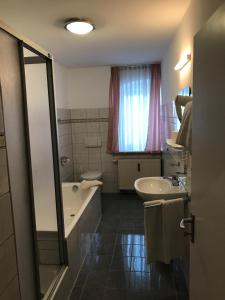 Koupelna v ubytování Hotel Guntia Boardinghouse + 37 fotografií