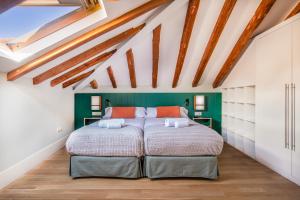 um quarto com uma cama grande num sótão em Slow Suites Chueca em Madrid