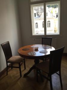 einen Tisch und Stühle in einem Zimmer mit Fenster in der Unterkunft Apartman Vridelni 136 Karlovy Vary in Karlsbad