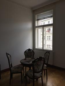 Zimmer mit Stühlen, einem Tisch und einem Fenster in der Unterkunft Apartman Vridelni 136 Karlovy Vary in Karlsbad