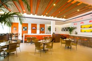 Restaurace v ubytování Lemon Tree Hotel, East Delhi Mall, Kaushambi