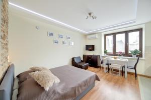 een slaapkamer met een bed en een eetkamer bij New Apartments Wieniawa in Lublin