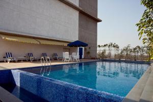 Bazén v ubytování Lemon Tree Hotel, East Delhi Mall, Kaushambi nebo v jeho okolí