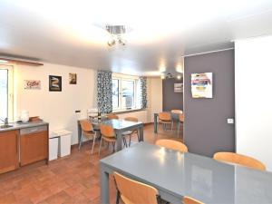 Spacious Apartment in Ober Waroldern with Sauna餐廳或用餐的地方