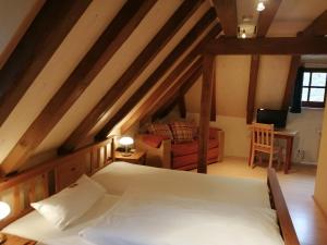 A bed or beds in a room at Der Lautenbachhof