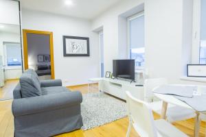 sala de estar con sofá, mesa y TV en Bright 1BD Apartment in Old Town by Hostlovers en Kaunas