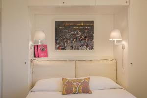 A bed or beds in a room at Amazing Penthouse Piazza Venezia
