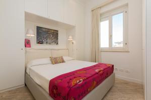 Un pat sau paturi într-o cameră la Amazing Penthouse Piazza Venezia