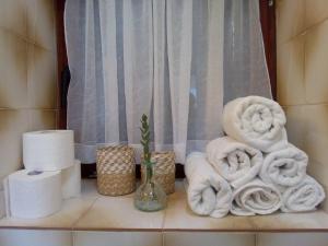 estante del baño con toallas y artículos de aseo en Apartment Studio Antonia, en Medulin 16 fotos más