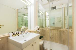 A bathroom at Amazing Penthouse Piazza Venezia