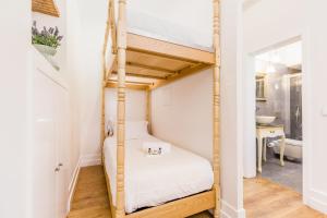 ein Schlafzimmer mit einem Etagenbett in einem Zimmer in der Unterkunft Gold 37399AL and Silver 37404AL in Lissabon