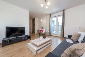 Televízia a/alebo spoločenská miestnosť v ubytovaní P&O Apartments Zawiszy