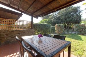 A garden outside Residence Le Vele