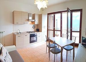 Kuchyňa alebo kuchynka v ubytovaní La Quiete 19 Lake view apartment by Gardadomusmea + 16 fotografií