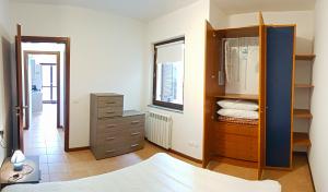 Posteľ alebo postele v izbe v ubytovaní La Quiete 19 Lake view apartment by Gardadomusmea