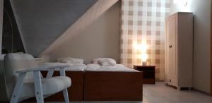 Katil atau katil-katil dalam bilik di Niewinne domki - Chianti