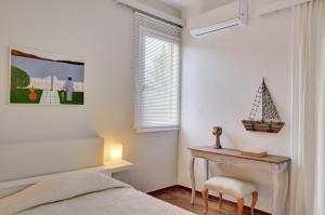 A bed or beds in a room at Villa Loutraki Sunset