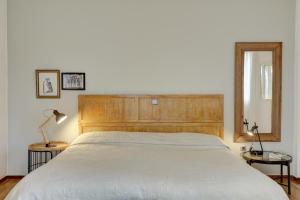 A bed or beds in a room at Villa Loutraki Sunset
