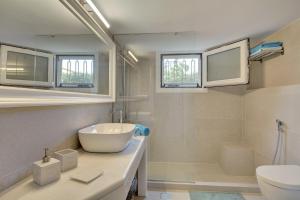 A bathroom at Villa Loutraki Sunset