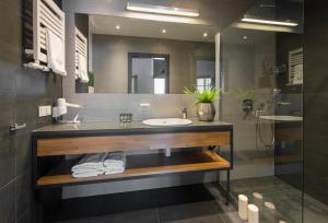La salle de bains est pourvue d'un lavabo et d'un miroir. dans l'établissement Aparthotel BC 29 Residence, à Cracovie