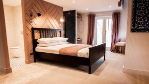 Postel nebo postele na pokoji v ubytování The Jacobean Hotel