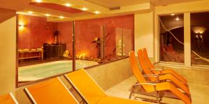 ein Badezimmer mit einer Badewanne mit orangefarbenen Stühlen in der Unterkunft Apartments Castle in Blitzingen