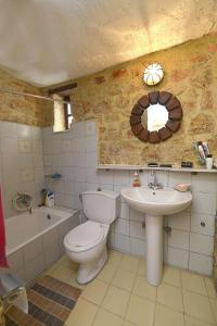 A bathroom at Rosalia Apartments Még 37 kép
