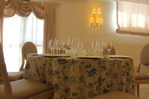 una mesa de comedor con copas de vino. en Hotel Reyes Ziries en Albolote