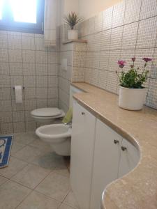 A bathroom at Tra Mare e Monti