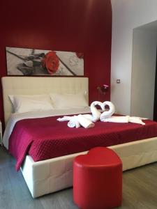 1 dormitorio con 1 cama con toallas en Duca di Uzeda Bed & Breakfast Luxury and Style, en Catania