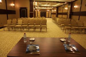 Zaplecze biznesowe lub konferencyjne w obiekcie Yol Is Holiday Adana