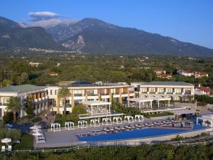 une vue aérienne d'une station balnéaire avec des montagnes en arrière-plan dans l'établissement Cavo Olympo Luxury Hotel & Spa - Adult Only, à Plaka Litochorou