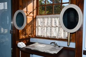 ein Badezimmer mit Waschbecken und zwei Spiegeln in der Unterkunft Haciendas del Valle-Montemayor in Las Toscas + 115 Fotos