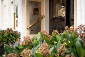 una puerta con un montón de plantas delante de ella en Hotel Tiffany, en Copenhague